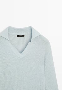 Lichtblauwe gebreide trui met een V-hals en opstaande kraag, uitgevoerd in een textuurstof en voorzien van een label met de naam "Massimo Dutti".