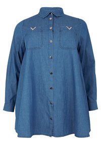 Jeanshemd mit langen Ärmeln, Knopfleiste, zwei Brusttaschen und kontrastierenden kleinen v-förmigen Akzenten auf den Taschen. Hellblaue Farbe.