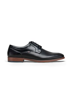 Chaussure de ville en cuir noir pour homme avec fermeture à lacets, texture perforée à l’avant, talon empilé marron et petit logo en tissu sur le côté.