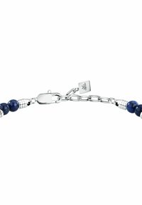 Bracciale di perline con perline blu scuro, accenti in argento e una chiusura sicura con un ciondolo quadrato. Il design a catena aggiunge profondità.