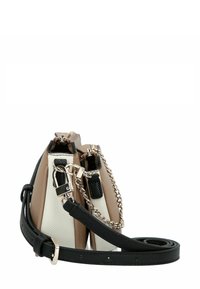 Borsa a spalla in pelle bicolore beige e bianca con dettagli in catena argentata e tracolla in pelle nera regolabile su sfondo bianco.