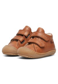 Hnědé kožené boty pro batolata s dvěma černými suchými zipy, texturovanou gumovou podrážkou a měkkým podšíváním. Zúžená špička a švová výzdoba.