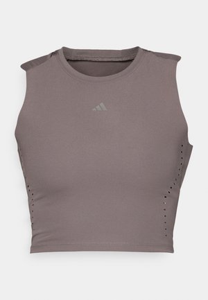 Sportski top u tamno sivoj boji, izrađen od glatkog materijala, ima bezrukavni dizajn, okrugli izrez i male rupice za ventilaciju s boka, koje su izrezane laserom.