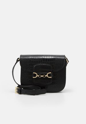 Czarna skórzana torebka na ramię o fakturze krokodyla. Posiada zapięcie z złotym okuciem oraz regulowany pasek. Prostokątny kształt z klapką zamykającą.