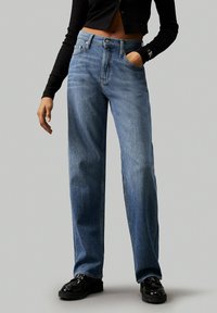 Calvin Klein Jeans HIGH RISE  - Brīva piegriezuma džinsi - denim medium