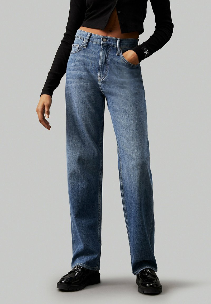 Calvin Klein Jeans HIGH RISE  - Brīva piegriezuma džinsi - denim medium