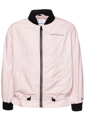 Jasnoróżowa kurtka bomberka wykonana z nylonu, z czarnym prążkowanym kołnierzem, zamkiem błyskawicznym, elastycznymi mankietami i bocznymi kieszeniami. Logo na piersi.
