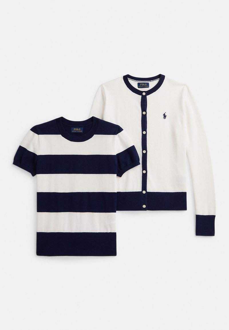 Tamsiai mėlynas ir baltas dryžuotas trumpomis rankovėmis marškinėliai, derinami su tamsiai mėlynu, sagotu ilgomis rankovėmis kardiganu, abu pagaminti iš minkštos medžiagos.