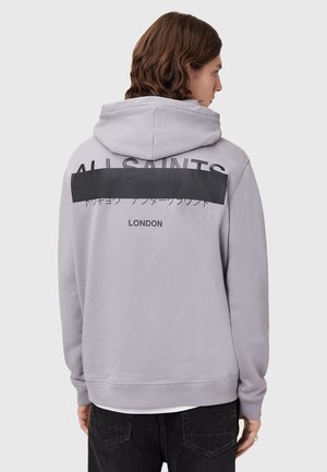 Ljusgrå hoodies med en stor "ALLSAINTS"-logotyp i svart på ryggen, med ytterligare text på japanska och "LONDON" under.