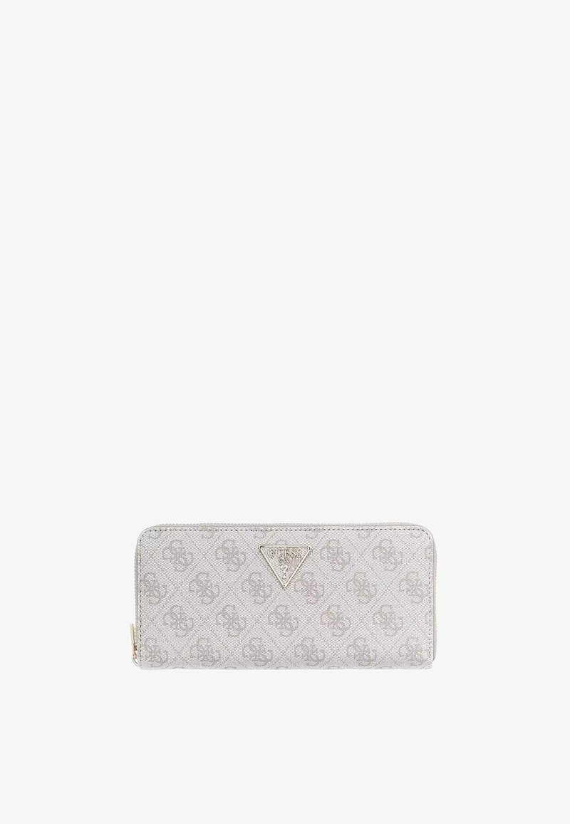Portefeuille gris clair à fermeture éclair avec un motif de logo répétitif et une plaque triangulaire en métal portant le logo Guess, centrée sur le devant.