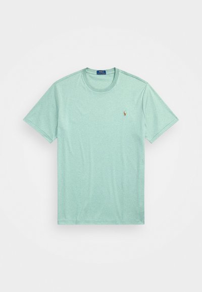 Gaiši zaļš īsām piedurknēm T-krekls ar apaļu kakla izgriezumu, izgatavots no mīksta auduma, ar nelielu izšūtu logo uz krūtīm.