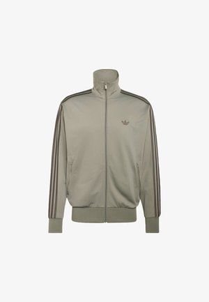Hellgraue Zip-up-Trainingsjacke mit hohem Kragen, gerippten Bündchen, drei dunklen Streifen an den Ärmeln und kleinem Logo auf der linken Brust.