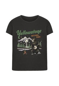 Schwarzes Baumwoll-T-Shirt mit einem grafischen Druck eines Bären, der Banjo spielt, umgeben von Bergen, Bäumen und dem Text "Yellowstone National Park".