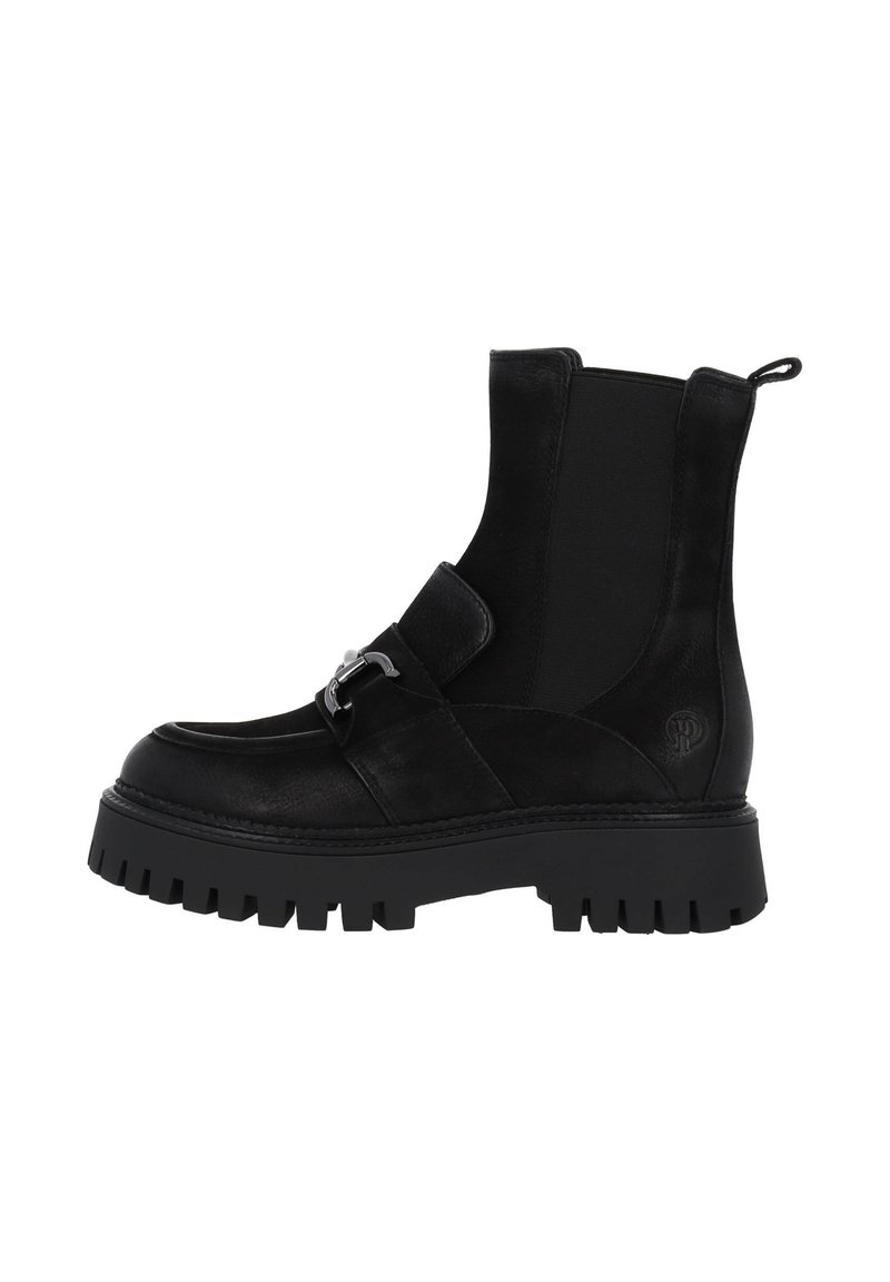 Botas negras hasta el tobillo con suela gruesa, de ante y material elástico, con una correa decorativa y detalle metálico.