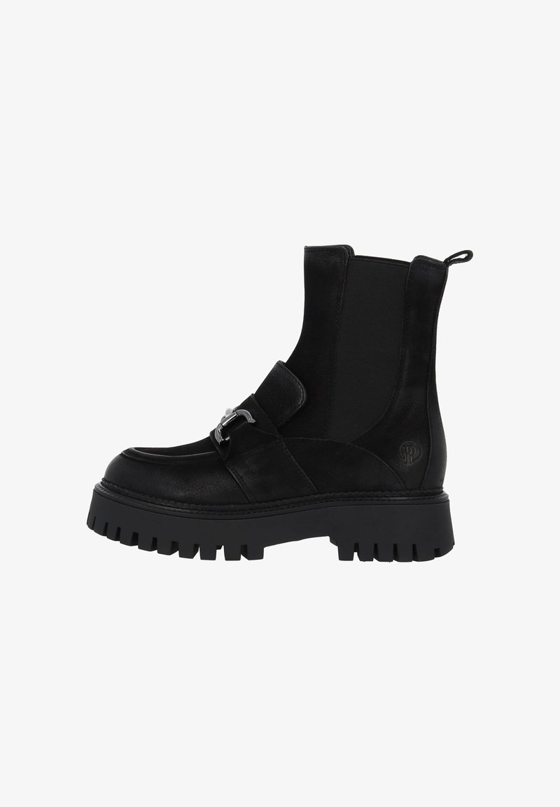 Botas negras hasta el tobillo con suela gruesa, de ante y material elástico, con una correa decorativa y detalle metálico.