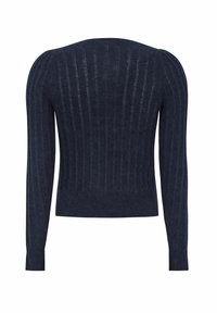 Tamno plavi, rebrasti pleteni pulover s dugim rukavima i oblikovanim siluetom. Mekana tekstura, s širokim izrezom i suptilnim napuhanim detaljima.