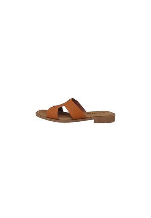 Sandalo piatto in pelle marrone con ampie cinghie incrociate e piccolo tacco, visto di lato su sfondo bianco.