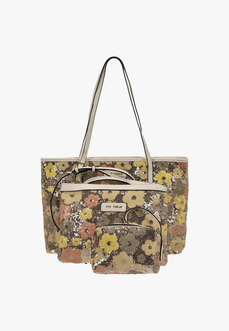 Bolso tote con abalorios y patrón floral de lentejuelas en beige, rosa y amarillo. Incluye dos bolsos adicionales más pequeños. Cuenta con correas y detalles en negro.