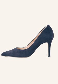 Granatowe zamszowe szpilki z ostrym noskiem, 9 cm obcasem w kształcie szpilki oraz cielistym wykończeniem wewnętrznym. Minimalistyczny design z subtelnym wykończeniem krawędzi.