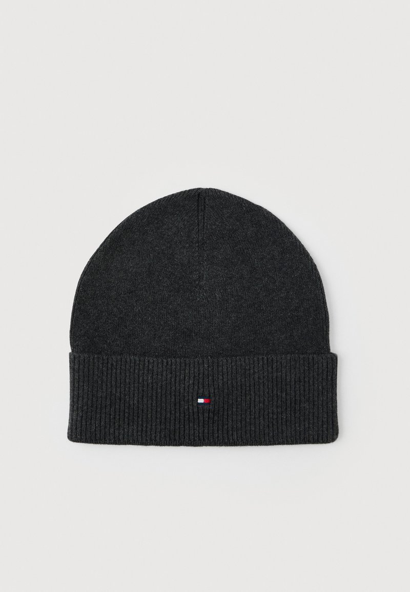 Berretto a maglia grigio scuro con risvolto, dotato di un piccolo logo rettangolare rosso, bianco e blu centrato sul polsino.