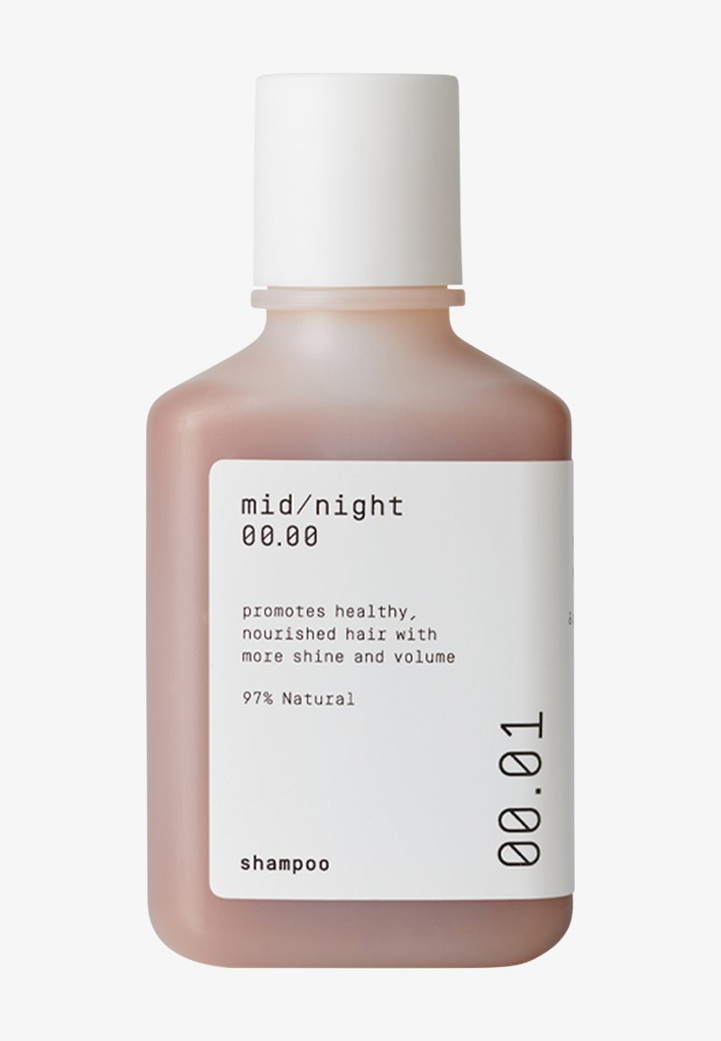 Bouteille en plastique rose avec un capuchon blanc et une étiquette rectangulaire affichant "mid/night 00.00 shampoo" et des informations sur les ingrédients naturels.