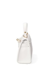 Witte lederen handtas met een gestructureerde vorm, korte handgreep, gouden hardwareaccenten en een minimalistisch ontwerp.