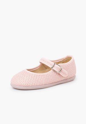 Chaussure Mary Jane tissée rose clair avec bride réglable à boucle et semelle souple, conçue pour un tout-petit ou un jeune enfant.