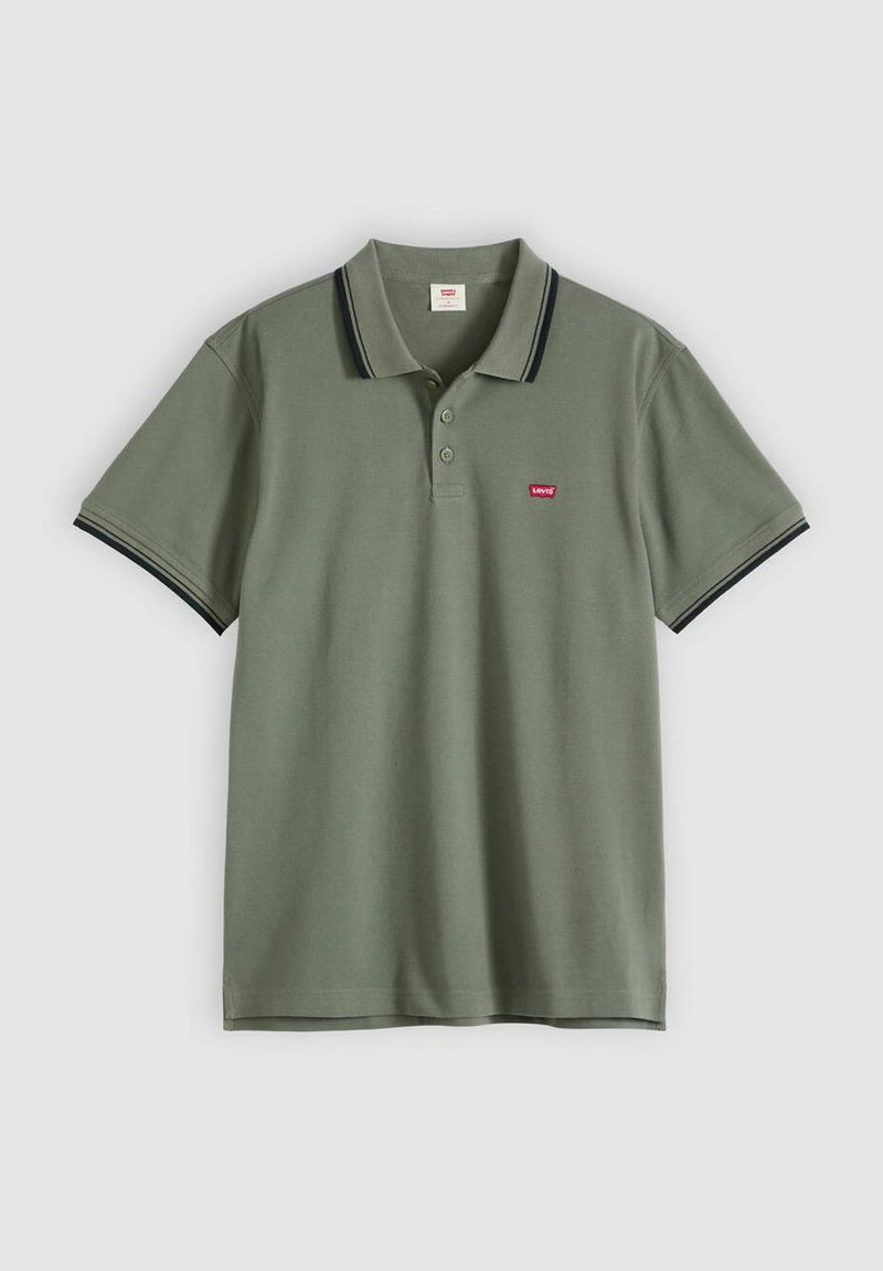 Polo verde oliva in cotone, con abbottonatura a due bottoni, colletto a righe nere e bianche e un piccolo logo rosso sul petto.