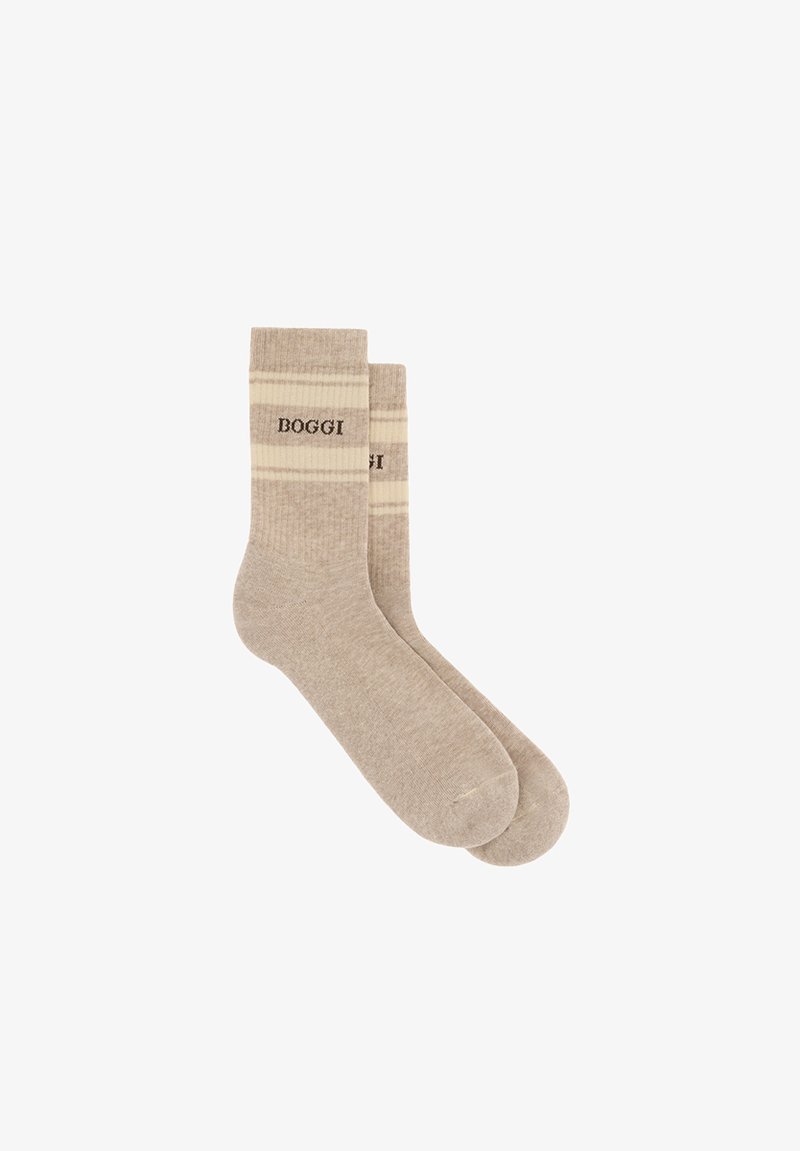 Chaussettes basses beiges avec deux fines bandes horizontales claires et le texte "BOGGI" près du haut, fabriquées en tissu tricoté doux.