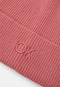 Calvin Klein EMBROIDERY BEANIE - Megzta kepurė - dusty rose