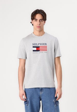 AMERICANA MONOTYPE FLAG BOX TEE UNISEX - Print T-shirt - light grey heather