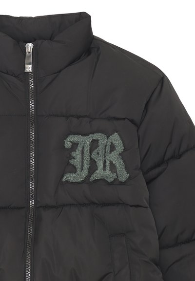Giubbotto imbottito nero con colletto alto, chiusura frontale con zip e logo ricamato "JR" in verde scuro sulla parte sinistra del petto.