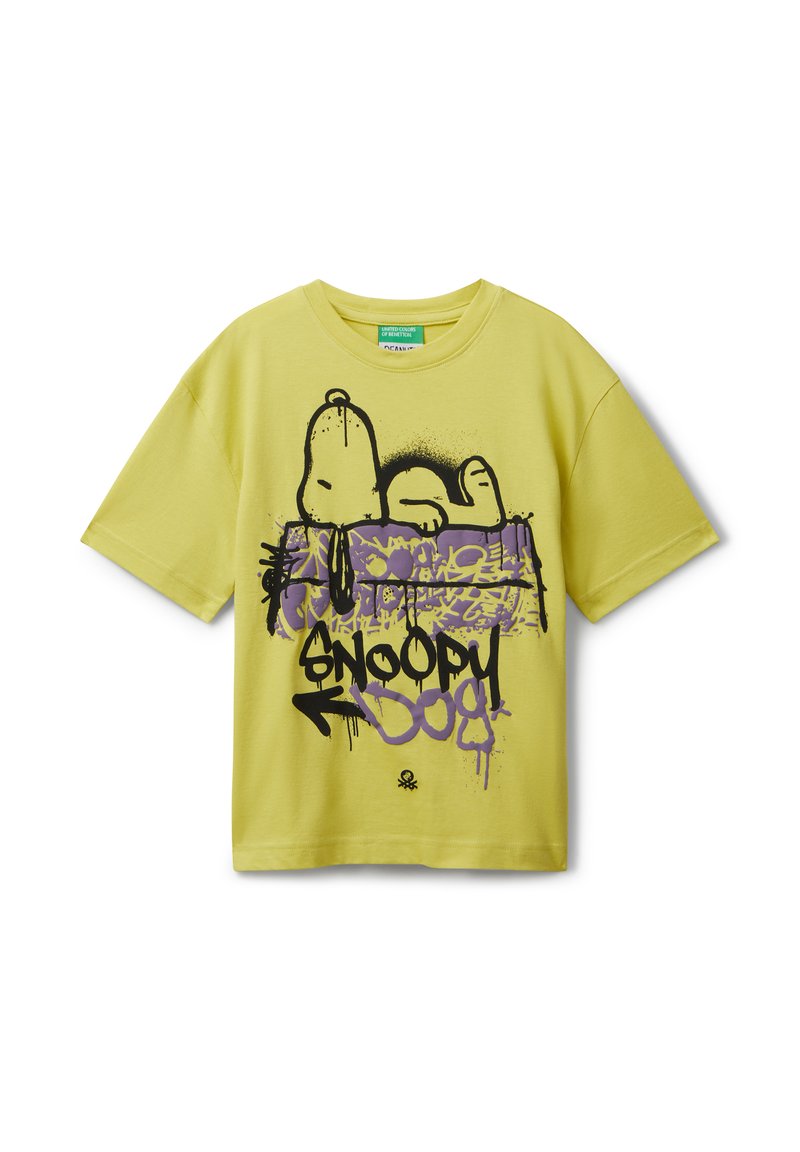 Žluté tričko s grafikou Snoopyho ležícího na fialovém graffiti stylu psí boudy a textem "Snoopy Dog" černými a fialovými písmeny.