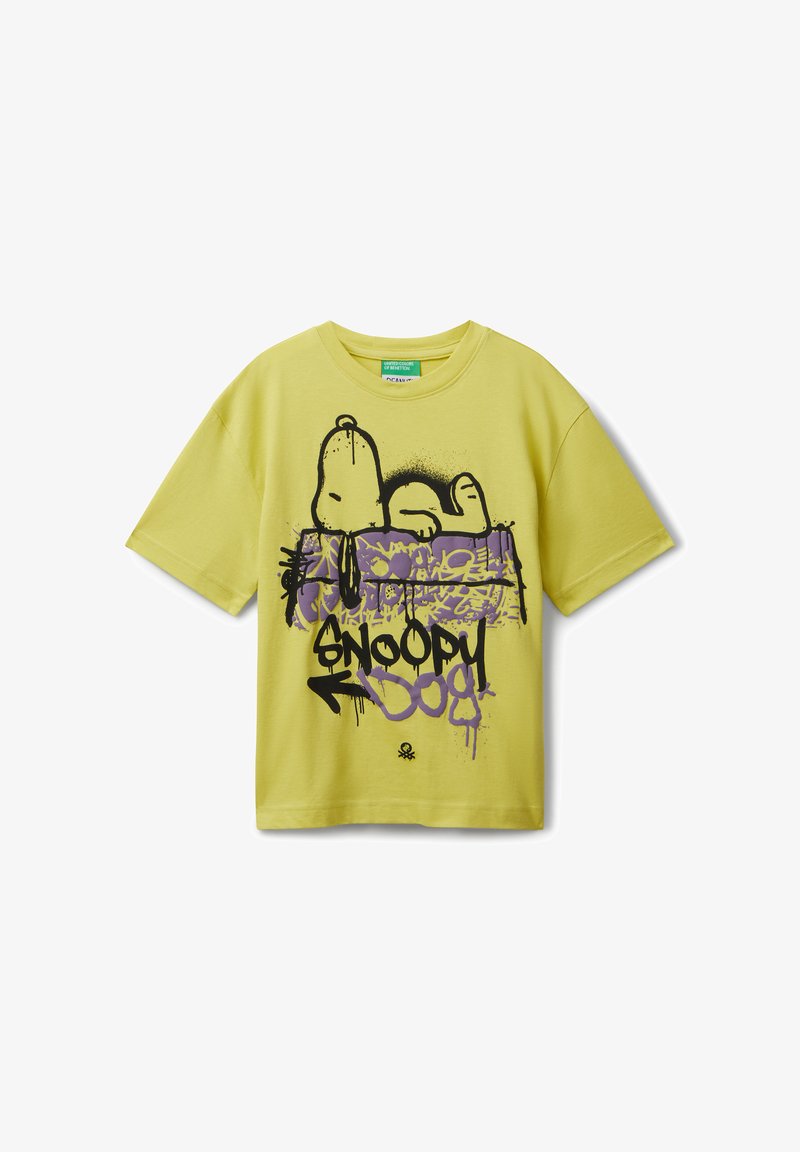 Żółta koszulka z grafiką Snoopy'ego leżącego na purpurowej, graffiti stylizowanej budzie dla psa i napisem "Snoopy Dog" w czarnych i purpurowych literach.