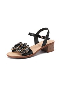 Sandal in pelle nera con strass decorativi, punta aperta, cinturino alla caviglia e tacco a blocco in legno. Presenta cuciture e dettagli dorati.