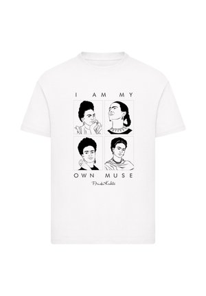 Weißes T-Shirt mit vier monochromen Illustrationen einer Frau und dem Text "ICH BIN MEINE EIGENE MUSEN" sowie "Frida Kahlo" darunter.