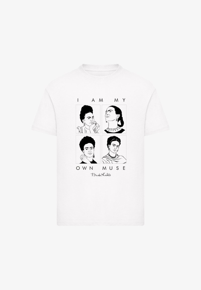 Weißes T-Shirt mit vier monochromen Illustrationen einer Frau und dem Text "ICH BIN MEINE EIGENE MUSEN" sowie "Frida Kahlo" darunter.