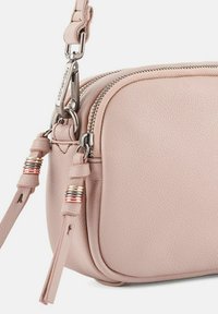 Borsa a tracolla in pelle rosa con hardware argentato, chiusura con zip e dettagli metallici decorativi sulla tracolla. Texture liscia e forma arrotondata.
