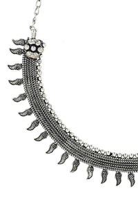 Silverfärgad halsband med intrikat flätad design, dekorativa pärlor och hängande detaljer formade som löv eller fjädrar.