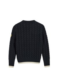 Marinblå kabelstickad tröja med en texturerad mönster, rundad halsringning, och kontrasterande krämfärgade ärmslut och nederkant. Inkluderar en liten logotypetikett på axeln.