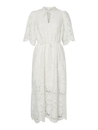 Λευκό δαντελένιο φόρεμα με κοντά π puff sleeves, λαιμόκοψη με σχισμή και ζώνη στη μέση. Έχει λουλουδένια σχέδια και μήκος μίντι.