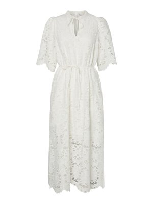 Bela čipkasta obleka s kratkimi napihnjenimi rokavi, ključavnico pri vratu in s pasom na vezanje. Ima cvetlične vzorce in midi dolžino.