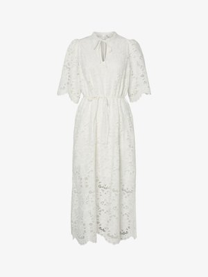 Bela čipkasta obleka s kratkimi napihnjenimi rokavi, ključavnico pri vratu in s pasom na vezanje. Ima cvetlične vzorce in midi dolžino.