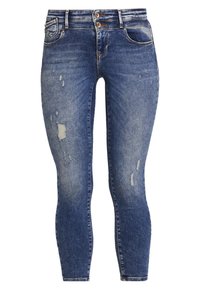 Jeans ajustados de denim azul con un lavado desgastado, con detalles desgastados y diseño de cinco bolsillos, con cierre de dos botones en la cintura.