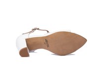 Zapato de tacón alto blanco con un acabado suave, punta abierta y correa en el tobillo. Suela de goma marrón con textura estriada y detalles estampados.