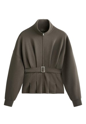 Donkergroen zip-up sweatshirt met een hoge kraag, geplooide achterkant en een stoffen riem met een vierkante gesp. Zachte, gestructureerde stof.