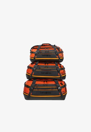 Drei gestapelte orange-schwarze Samsonite Reisetaschen in klein, mittel und groß mit Reißverschlüssen und Gurten.