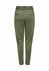 Pantaloni verde oliva con gamba affusolata, vita elasticizzata e due tasche posteriori. Tessuto liscio con un design minimalista.