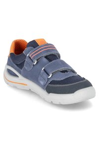 Blaue und dunkelblaue Sportschuhe mit zwei Klettverschlussriemen, strukturiertem Stoff, Gummisohle und orangefarbigen Akzenten an der Ferse und dem Streifen.
