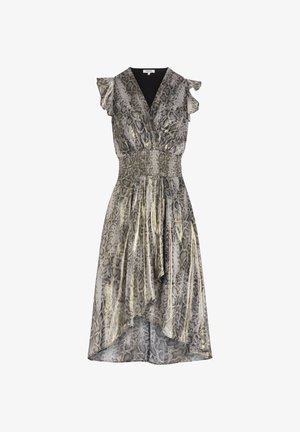 Vestido con estampado de serpiente en gris y dorado, con mangas cortas con volantes, escote en V profundo, cintura fruncida y dobladillo asimétrico. Textura de tela suave.